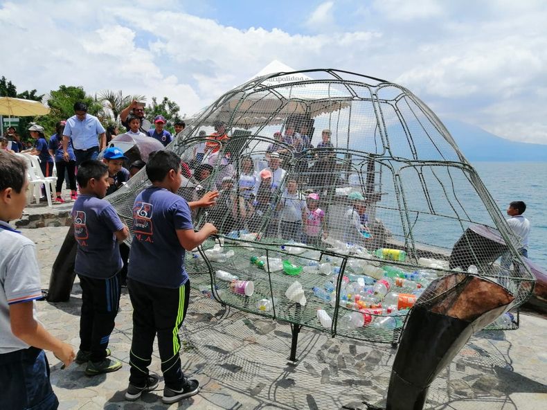 Personas Reciclando en Panajachel